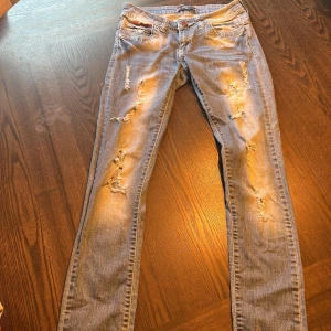 Lågmidjade dsquared jeans  - Byxorna är från dsquared, de är lågmidjad och jag hål i sig på benen.  Storlek 29, passar XS & S enligt mig.