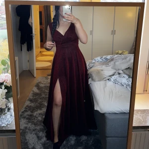Långklänning bubbleroom - helt otrolig långklänning, glittrar så fint och sitter otroligt bra i midjan och bysten😍 säljer då jag köpte en rosa som jag gillar bättre! pm för fler bilder och info! nypris: 1200:-