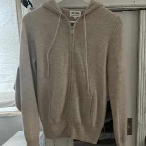 Soft goat tröja - Hej! Säljer denna ziptröja från soft goat då den ej kommit till användning på över ett år. Köptes i butik i Stockholm för två/tre är sedan