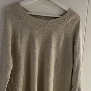 Lindex tröja volang - Snygg glitter tröja med volang ärmar är liten i storleken 