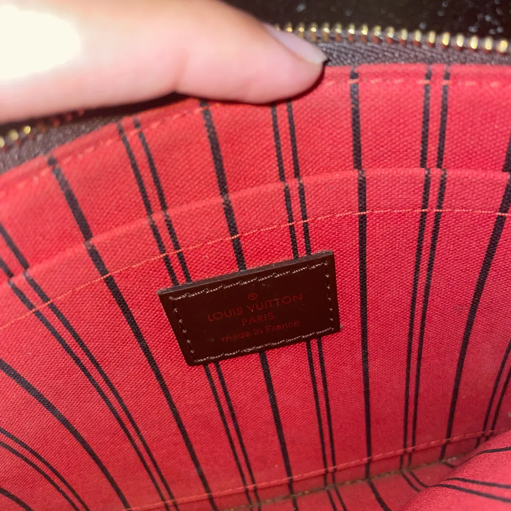 Äkta Louis Vuitton clutch/plånbok i bra skick endast minimala skador på insidan. Utan kvitto!. Väskor.