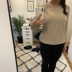 stickad tröja - en stickad tröja från Only i storlek S och är bara använd fåtal gånger. säljer på grund av att jag inte gillar färgen. fråga för fler bilder eller om du har några frågor💞