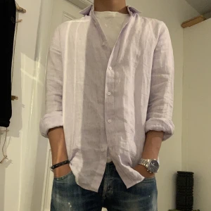 Massimo Dutti  - Massimo Dutti skjorta i storlek S, mycket bra skick. Randig i färgerna vit och lila. Använd 2 gånger. Kontakta gärna om ni har några frågor eller funderingar gällande plagg eller pris