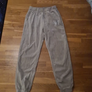 Mjukisbyxor med fjärils tryck  - Mjukisbyxor med fjärils tryck sköna att ha på sig