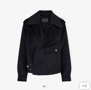 Levente ulljacka - Säljer min ulljacka från Levente i nyskick, använd 1 gång. Storlek S, köpt på Åhlens, inköpspris 1999kr. 