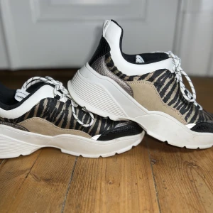 Sneakers strl 39 - Mycket sparsamt använda sneakers från H&M strl 39 💕💕