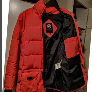 Canada goose jacka vinterfodrad kortmodell strl Small, dock saknas luvan. Topp skick. - Canada goose jacka kort modell, vinterfodrad. stl SMALL P. Luvan saknas och det är det enda. CETIFIKAT FINNS MED och skickas med. Rök och djurfritthem Kan mötas upp i göteborg. Jacka i toppenskick. Kvitto finns EJ.