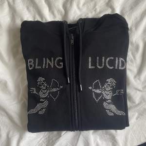 Säljer min Inprencip oanvända Blinglucid zip hoddie. Nypris 700kr, säljer för 500kr.