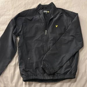 Lyle & Scott vindjacka - Väldigt bra skick, men tyvärr kommer den inte till användning längre💞Skulle säga att den passar som en Xs