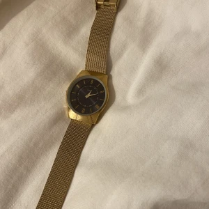 Guldklocka  - Jättefin guldig klocka i rostfritt stål som jag nog aldrig har använt! Jag säljer då jag endast använder silversmycken!