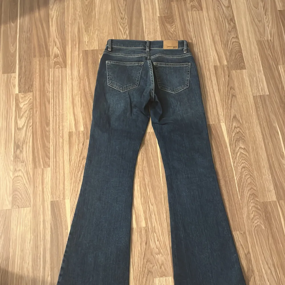Gina tricot jeans, low waist dom går ut där nere, mörk blåa i 32. Använda få gånger. Jeans & Byxor.