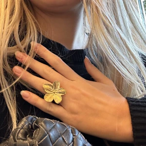 Ring blomma - Säljer en ring från jolima, i form av en blomma🌼