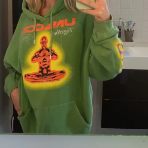 Urban Outfitters hoodie - Säljer min Urban Outfitters hoodie som köptes för ca 799kr då den inte kommer till användning💕