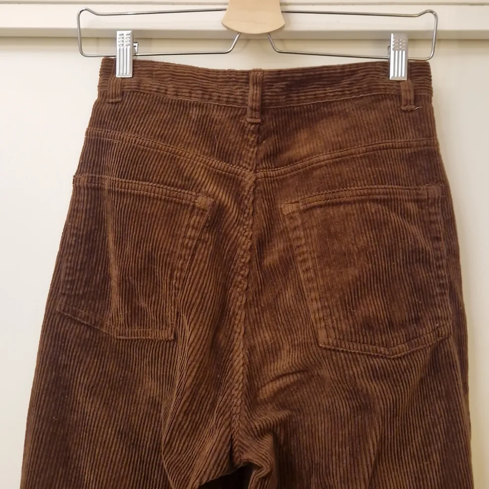 Bruna manchesterbyxor   Brand: Monki  Size: 36. Jeans & Byxor.