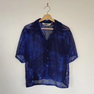 Blå mesh skjorta - Mörkblå i mönster, meshtyg, kortärmad skjorta. Sitter lite oversized på mig som brukar ha XS och S