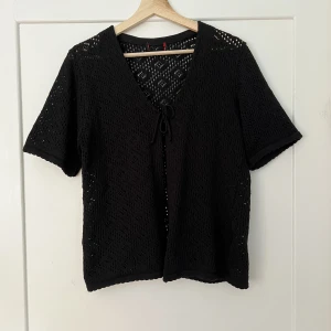 Svart kofta - Svart kortärmad kofta med knytning framtill. Knappt använd och superfint skick⭐️ Skriv för fler bilder eller vid frågor