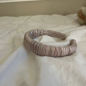 Diadem - Super snyggt diadem från Zara! Rosa och silvrigt som passar perfekt inför fest eller dagligen💋