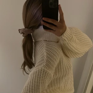 Stickad polotröja  - Jätte fin stickad polo, aldrig använd !! Denna är också lite varmare än färgen vit, strl xxs men sitter som S Köparen står för frakt 