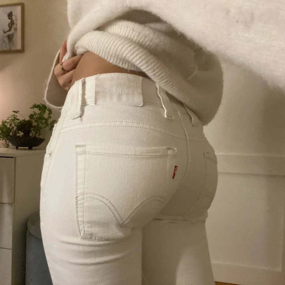 Vita Lågmidjade Levis jeans i stl 26/32 midjemått 38cm rakt över innebenslängd 79cm . Jeans & Byxor.