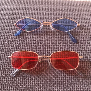 Solglasögon - Kan säljas tsms eller separat! 100kr för de blåa och 65kr för de röda. På de röda saknas en av plupparna, känns inte när de är på dock. De har även solskydd båda två. 