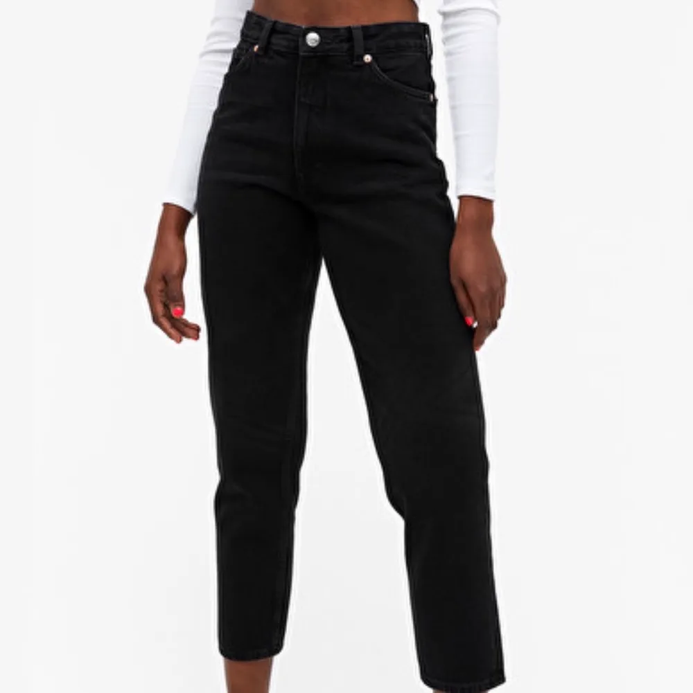 Säljer dessa svarta mom jeans från monki modellen är taiki och det är storlek 26. Säljer då de inte kommer till användning, använd 1-2 gånger💕. Jeans & Byxor.