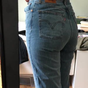 Blåa levis jeans - Blåa levis jeans, storlek 28. Super snygga och super bekväma. Köpta för 1499kr. Bara använda ett fåtal gånger. 