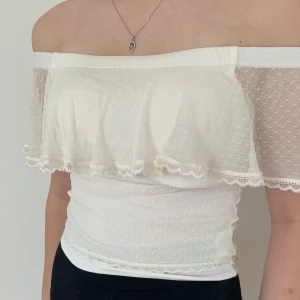 Topp i storlek XS - En söt topp ifrån H&M. Ny pris var ungefär 150 kr och säljer nu för 50 kr. Kan mötas upp eller skicka.