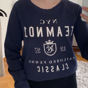 Tröja i storlek XS - Tröja ifrån Gina Tricot. Passar både storlek XS och S. Nypriset var ca 349 kr och kostar nu 150 kr. Kan mötas upp eller skicka.