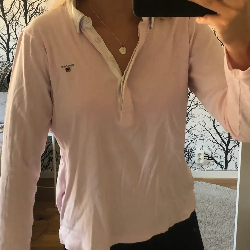 En fin rosa gant skjorta! Använd ett fåtal gånger! I tröjan står de storlek L men själv skulle jag anse om bär till vardagen S kläder att det är en M skjorta! Kontakta för eventuellt bättre bilder! Köparen står för frakten! . Skjortor.