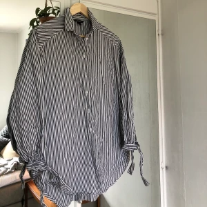 Randig skjorta  - Randig skjorta ifrån monki! Det står att den är storlek small men den är som ni ser ganska oversize på mig så kanske mer åt medium. Inga fläckar eller andra skador. Frakt tillkommer.🌸