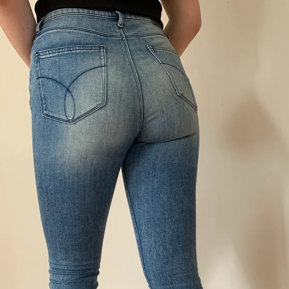 Calvin Klein Jeans i storlek W26 L30. För dom som är osäkra på storleken så är jag ca 161 cm lång och jeansen sitter som en XS/S. Nypriset var 1.200 kr och säljer nu för 500 kr. Använd ca 2 gånger. Kan skicka fler bilder om de önskas. Kan mötas upp eller skicka.. Jeans & Byxor.