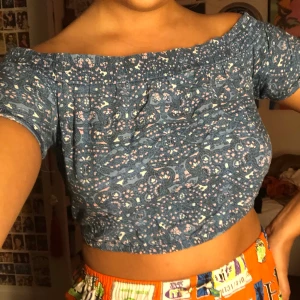 Offshoulder top - Offshoulder tröja från abercrombie i fint paisleymönster. Den är i Kids XL, men passar mig lite tajt som har M. Så skulle passa XS och S superbra! Frakten betalas av köparen eller så möts jag i stockholm💘🧚🏼‍♀️