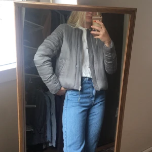 Supermjuk grå bomberjacka  - Funkar som inne- eller utejacka. Jätteskönt och mjukt material, alltså inte sånt material det brukar vara i vanliga bomberjackor! (Kolla bilderna) Märke: Wera. Köpare betalar frakt!😊💞