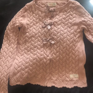 Odd Molly kofta storlek 1 (xs-s) -  Intressekoll på min Rosa odd Molly kofta i storlek 1.  knappt använd så väldigt bra skick. Säljer endast om jag får ett bra pris. Original pris är 3000 kr. Skriv privat för mer bilder 