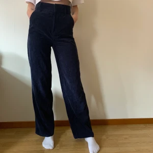 Marinblå Manchesterbyxor, stl 34 - Säljer ett par marinblå manchesterbyxor i storlek 34!