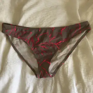 Nya bikinitrosor med fint mönster! Köparen står för frakten💗