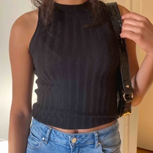  - Säljer denna fina top från hollister helt oanvänd köpt för 400 kr. Köparen betalar frakt och toppen är stretchig och passar större storlekar ❤️❤️