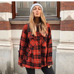 Zara jacka - Säljer min röd rutiga jacka från zara som jag köpte för några månader sedan. Helt slutsåld och nästan helt oanvänd, använt ungefär 2-3 gånger. Tror jag köpte den för 499 eller något liknande om jag minns rätt. Storlek S💕