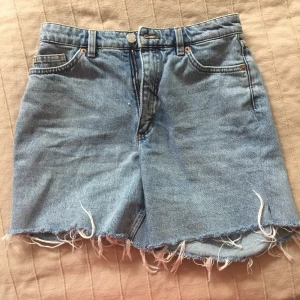 Jeanshorts - Kolla gärna mina andra annonser🌹🖤🖤Mina absoluta favoriter:/ som tyvärr är förstora i rumpan. Ca 73cm i omkrets i midjan. Skulle säga att de passar stor S och perfekt på en M. Gör gärna kläd-byten:)