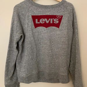 Levi’s grå långärmadtröja - Levi’s grå långärmadtröja i storlek S. Använd fåtal gånger så skicket är som nytt. 