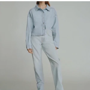 Populära zara jeans med slits - Slutsålda, populära jeans ifrån Zara. Helt nya med prislappen kvar. Blå fin färg med slits nertill.  Buda från 250kr💓