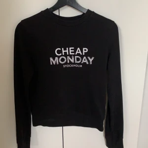 Långärmad från Cheap Monday  - Säljer denna svarta långärmaden från Cheap Monday pga att den inte kommer till användning längre. Köptes för ca. 2 är sedan därför är lappen avklippt i nacken😕 Det är stl. XS/S och i fint skick!! Budning och köparen står för frakten💕
