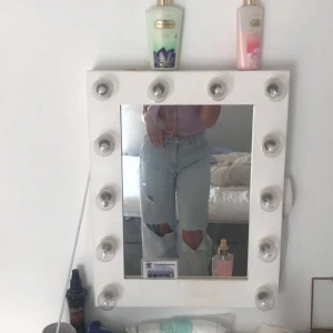 Jeans - !INTRESSEKOLL! På mina fina jeans från Junkyard.( egna hål) dom är i storlek 25, men passar mig som normalt när 26/27. Passar i längd mellan 168-172 skulle jag säga❤️ buda under!❤️❤️(frakt tillkommer) startpris:200kr högsta bud: 550❤️