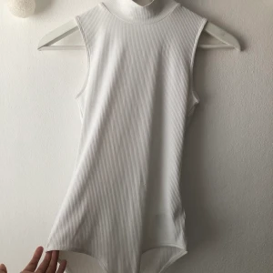 Polobody - Body med polo krage och inga ärmar. Aldrig använd och är endast bara testad. Säljs pga att den aldrig kommit till användning. Köparen står för frakt💕✨