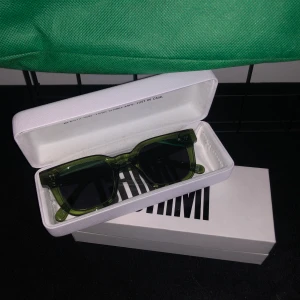 Chimi 004 - Snygga solglasögon från Chimi, köpt på Vallgatan 12 för 999kr. Modell 004 i färgen kiwi. snålt använda utan skador. Kan skicka (köparen står för frakten)