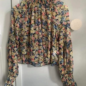 Blus från Bikbok - I storlek XS. Köparen står för eventuell frakt! 🌸 hör av dig till mig om fler bilder önskas eller om du har någon fundering💕💕