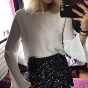 vit blus - säljer mig finafina blus från forever 21, den är vit med vida ärmar och en dragkedja på ryggen Säljer pga att den blivit för liten för mig😢 Köparen står för frakten (44kr)