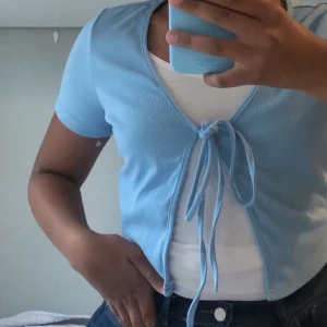 Ljusblå kofta - Jag säljer denna ljusblåa/pastell tröja, säljer den för 100kr + frakt 🦋