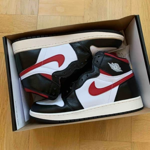 Air Jordan 1 Gym Red - Säljer mina Air Jordan 1 High Gym Red, storlek 40. Köpta på Goat för ca 3000kr, hyfsat sparsamt använda men är något creasade. Köparen står för frakten 🥰 priset som gäller eller om någon budar högre! Budgivningen avslutas som allra senast den 21/7