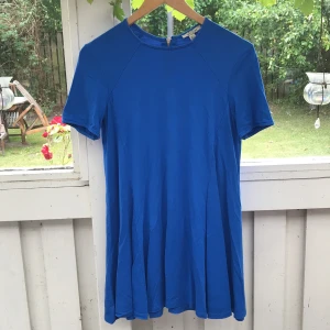 Blå klänning från Zara 💙 - Fin blå klänning från Zara i storlek S. Väldigt kort i modellen så passar någon som är under 160cm. Dragkedja baktill och mjuk i materialet, en gammal favorit! 💙 pris: 60kr + eventuell frakt 